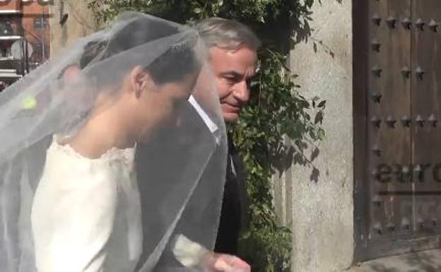 Carlos Sainz lleva a su hija Ana hasta el altar en Cebreros