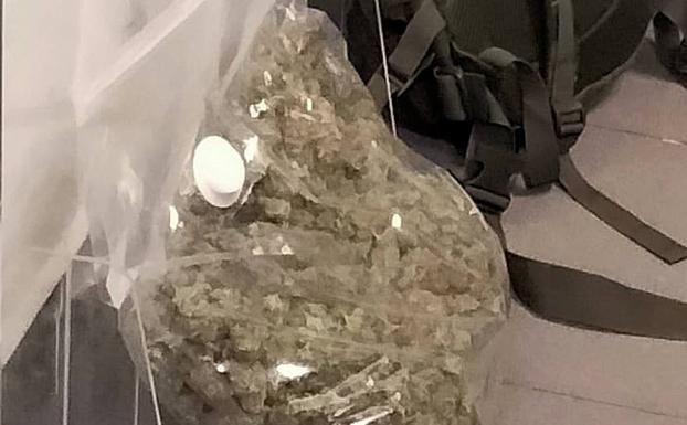 Circula drogado, golpea a otro coche y le intervienen 5.000 euros de marihuana en Covaresa