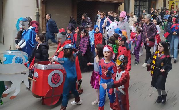 Cientos de niños participan en el carnaval infantil de Medina de Rioseco