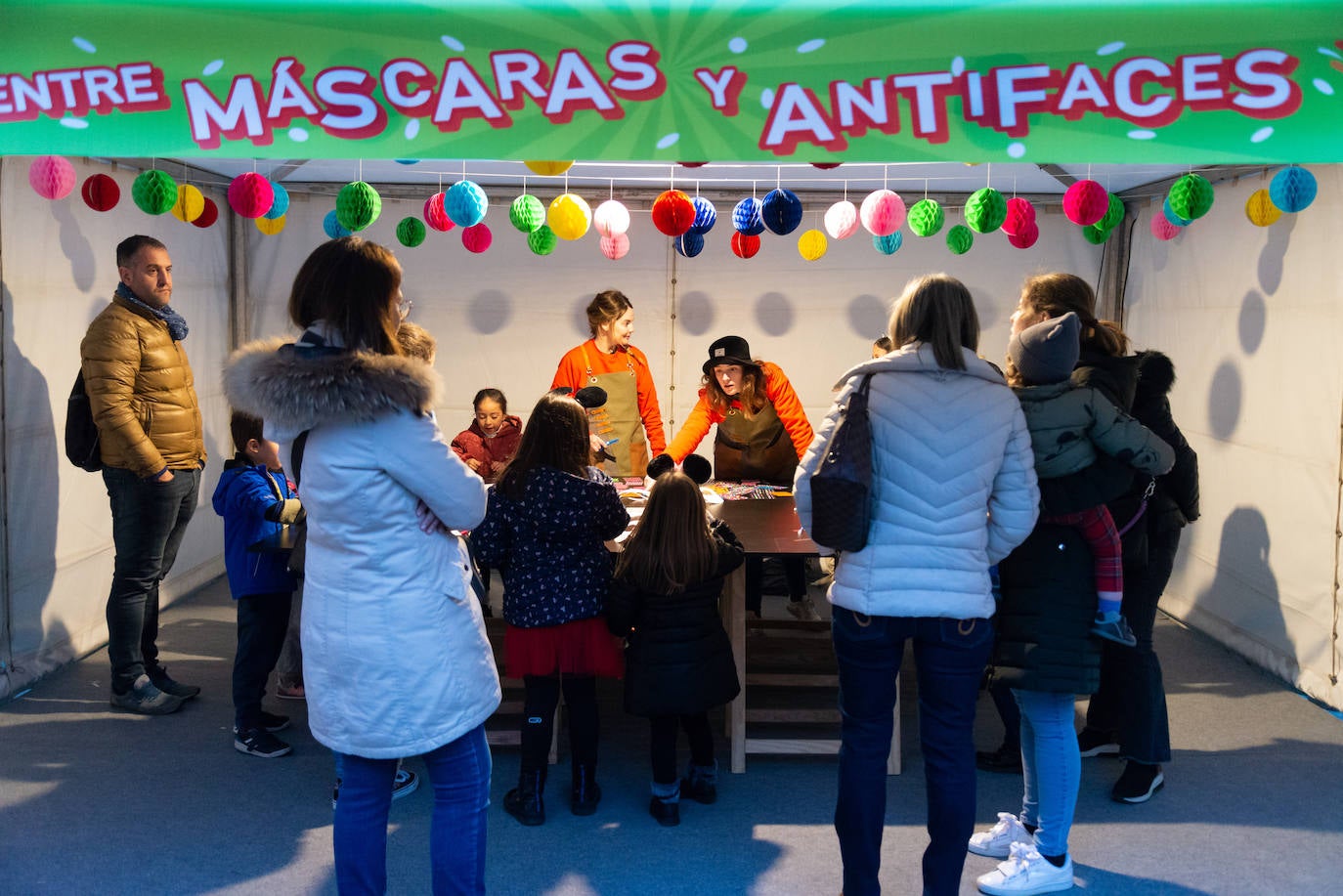 Los más pequeños disfrutan de los talleres de 'La brújula del carnaval'