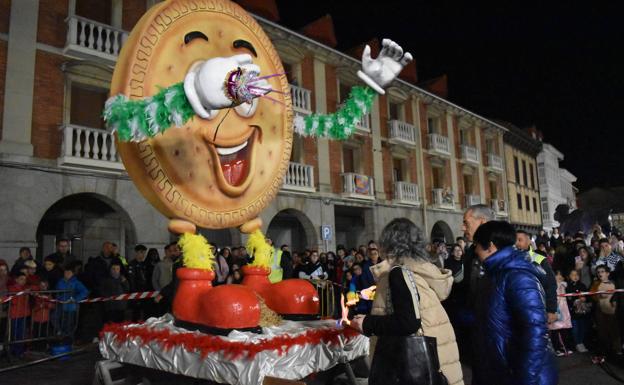 La quema de la Galleta despide un multitudinario carnaval en Aguilar