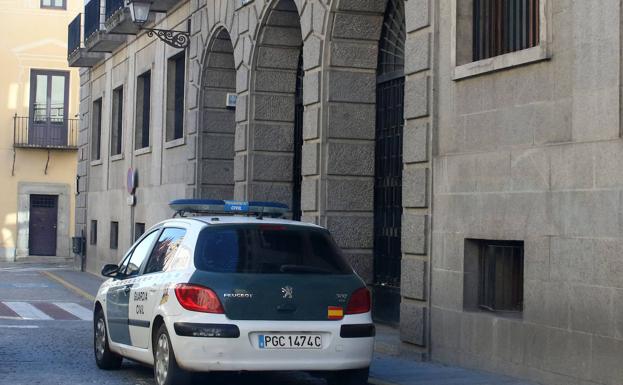 Condenada por orinar a la entrada de un supermercado e insultar a sus propietarios