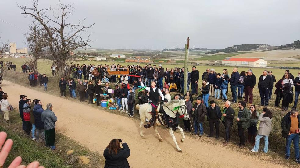 Carrera de cintas a caballo en Torrelobatón