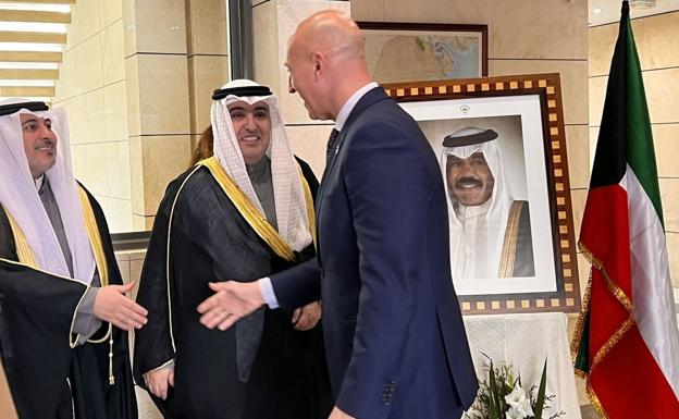 El alcalde de León participa en los actos del Día Nacional de Kuwait y se cita de nuevo con Catar