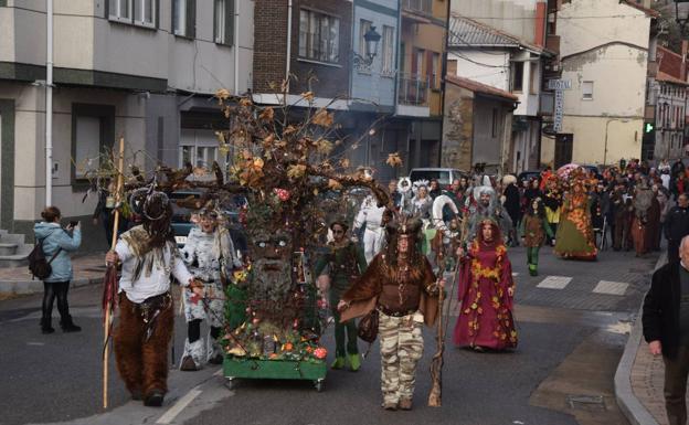 Los zamarrones lideran el desfile hasta el polideportivo de Velilla