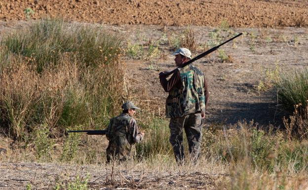La bonificación de las licencias supone un ahorro de más de 200 euros por cazador