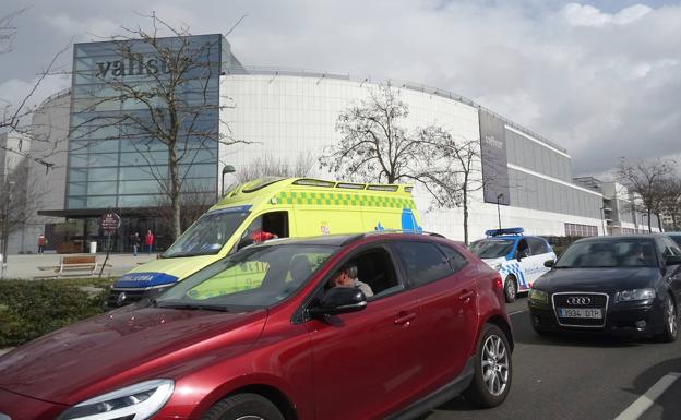 Herido un ciclista al ser atropellado por un coche frente a Vallsur