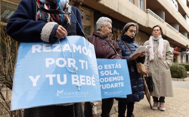 Rezos frente a la única clínica abortiva de Valladolid: «Nadie nos lo puede prohibir»