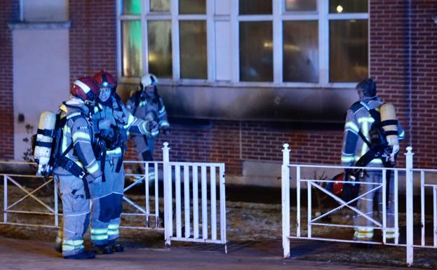 Desalojan a 24 familias en la Avenida Gijón tras un incendio