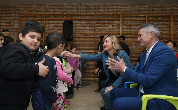 La ministra de Educación ensalza en Monzón el papel de la escuela rural