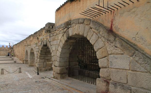 Expedientan a los policías locales que se subieron al Acueducto para evitar un suicidio