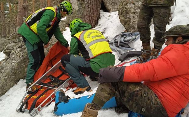 Rescatado un militar en Navacerrada durante unas prácticas con raquetas de nieve