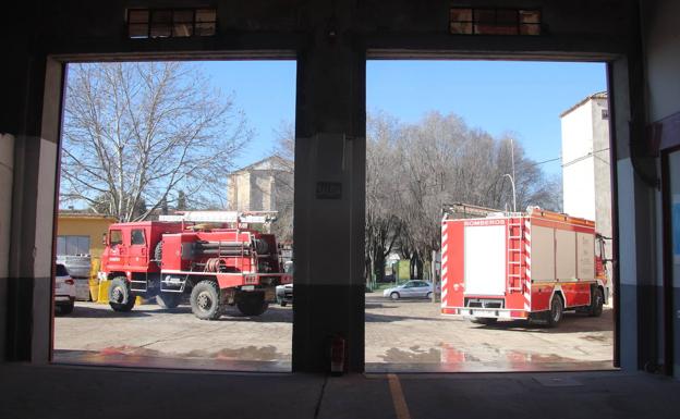 Los bomberos voluntarios de Villa y Tierra de Cuéllar trabajan ya en una nave municipal