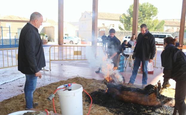 Doscientos vecinos se vuelcan con la Fiesta de la Matanza en Herrera de Valdecañas