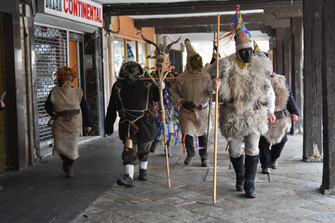 Los mascaritos y zamarrones desfilan por las calles de Aguilar