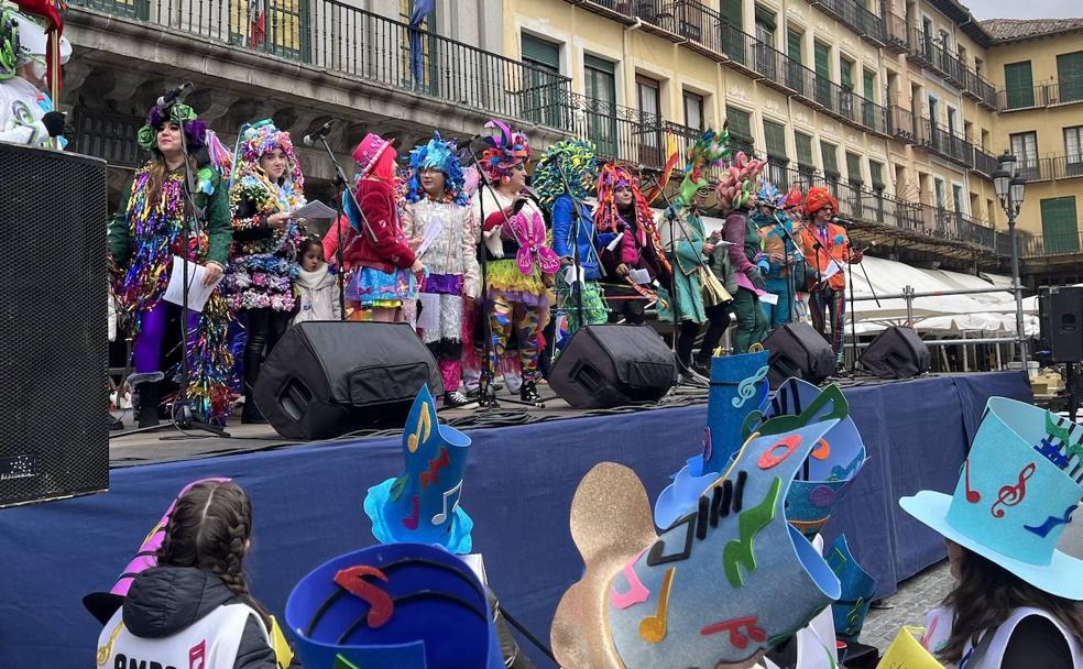 El carnaval pone el calor al gélido domingo