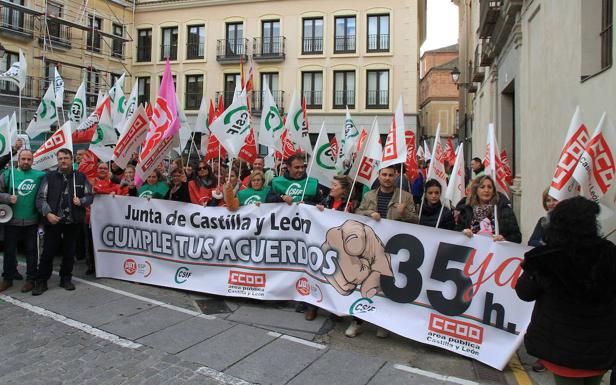 CC OO, UGT y CSIF recuerdan a la Junta que lleva 4 años incumpliendo las 35 horas
