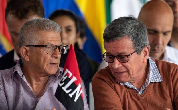 El Gobierno de Colombia y la guerrilla del ELN hablan de paz mientras continúan los ataques