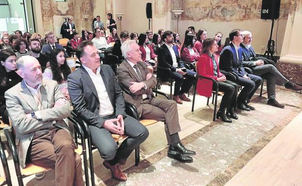 Ética, conocimiento y criterio alumbran el camino de los futuros periodistas