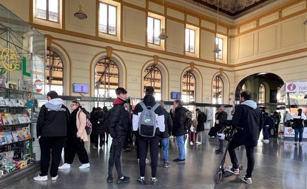 Una avería obliga a trasladar en bus a cientos de viajeros de trenes en Valladolid