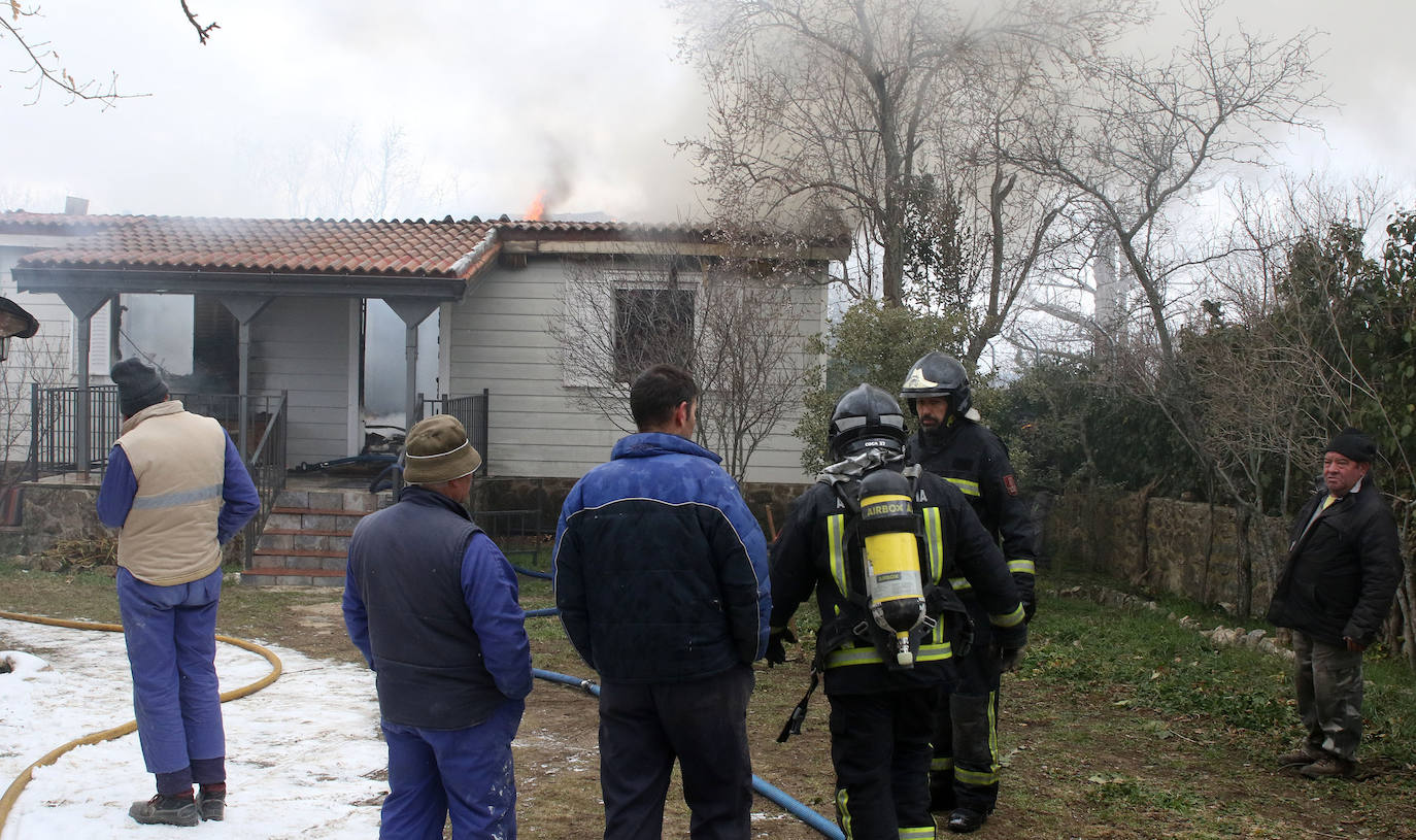 El incendio de un cassete de leña destroza una vivienda en Gallegos