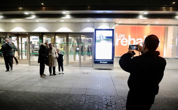 Fotos para inmortalizar la última bajada de persiana en El Corte Inglés del centro