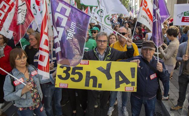 Mañueco promete «recursos» para las 35 horas semanales, una «treta electoral» para el PSOE