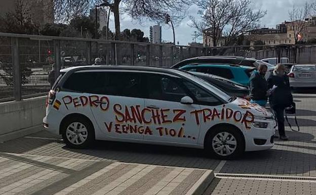 Un coche embargado y con pintadas contra Sánchez 'aparca' en Hacienda