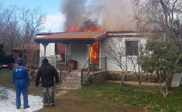 Los bomberos evitan un incendio por una chimenea en Nava de la Asunción