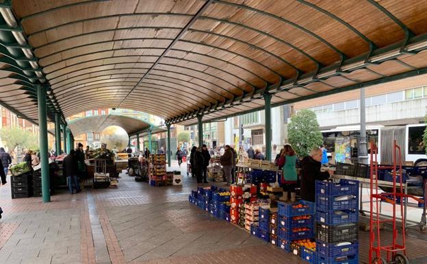 La Plaza Mayor de Valladolid se despide del tiovivo histórico