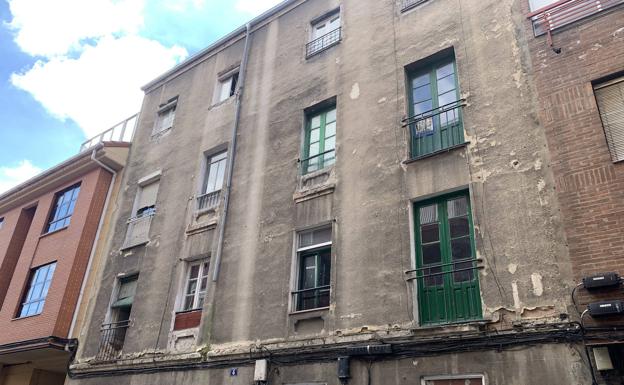 Los vecinos de la calle Olmedo celebran la demolición del ruinoso edificio del número 4