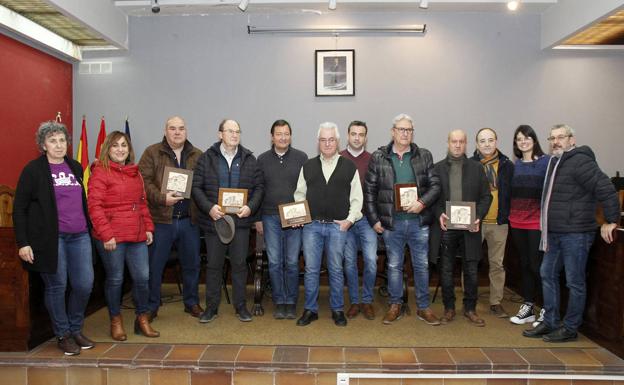 Cuéllar rinde homenaje a cinco policías jubilados que suman más de 150 años de labor