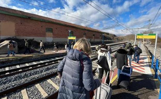 La avería de un tren en Aguilar obliga a trasladar a los viajeros en autobús hasta Valladolid