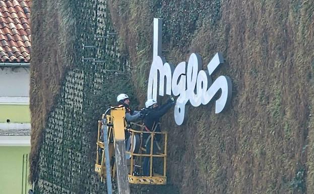 El edificio de Constitución dice adiós al letrero de El Corte Inglés