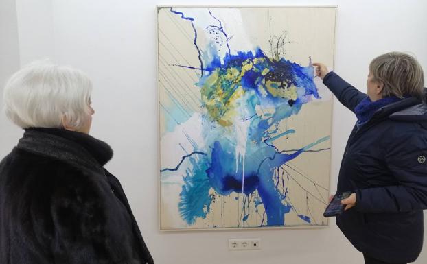 Las explosiones de color sobre lienzo crudo de Cata Ruiz-Mollá, en Espacio abierto