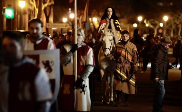 Tordesillas sale a la calle para rendir pleitesía a la reina Juana y su séquito