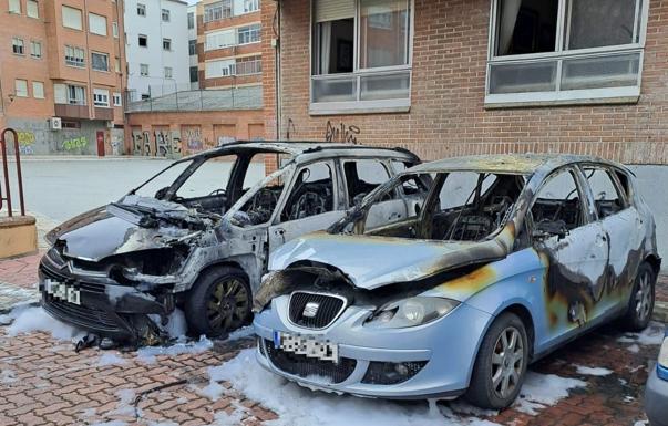 Arden varios vehículos a primera hora de la mañana en La Pilarica