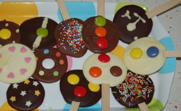 Piruletas de chocolate adornadas