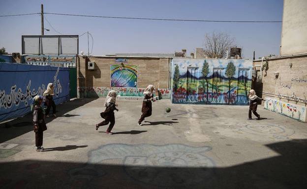 El misterio de las niñas envenenadas en las escuelas de Irán