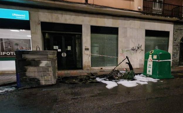 Arden tres contenedores en Palencia y el fuego afecta a un escaparate y las puertas de una empresa