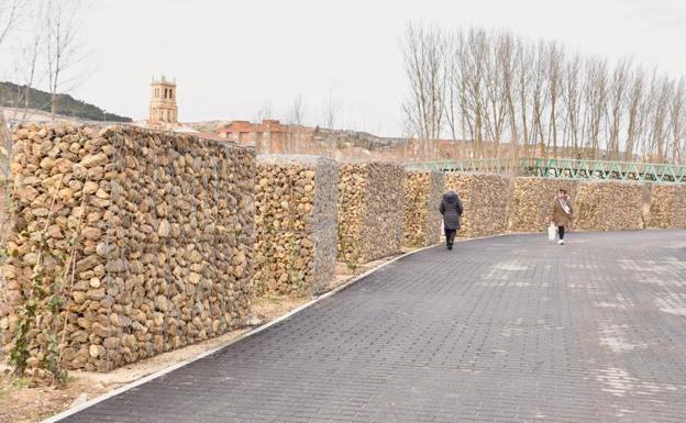 Una pasarela peatonal une los recintos deportivos del casco antiguo de Villamuriel y Calabazanos