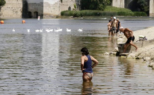 Salud Pública pide medidas de protección para los bañistas en la playa de Las Moreras