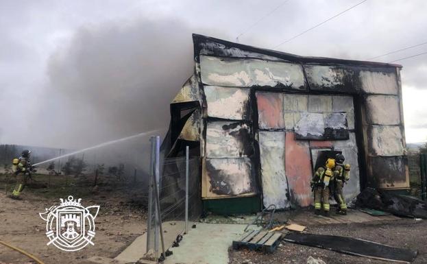 Mueren decenas de perros en el incendio del Centro Canino de Rubena