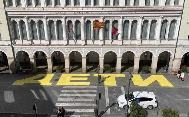 Qué son esas letras amarillas con las que ha amanecido el Teatro Calderón