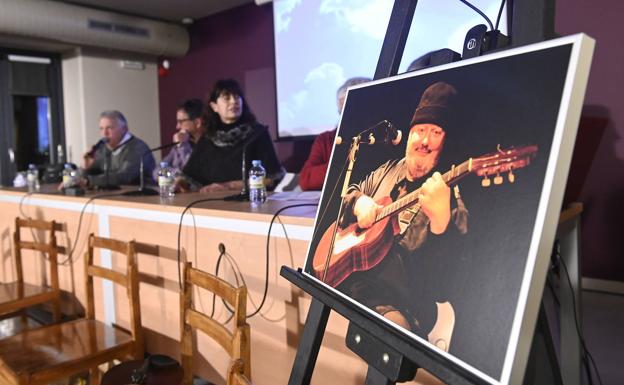Valladolid rinde homenaje a Charlie, músico de Tahona fallecido en enero