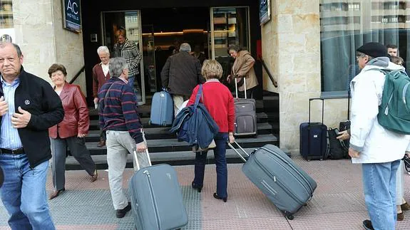 Ropa interior, documentos y hasta la suegra, entre los olvidos más  habituales al hacer la maleta | El Norte de Castilla