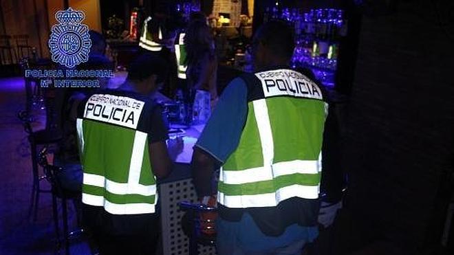 Detienen al dueño de dos bares de Murcia por proponer a menores hacer 'stripteases'