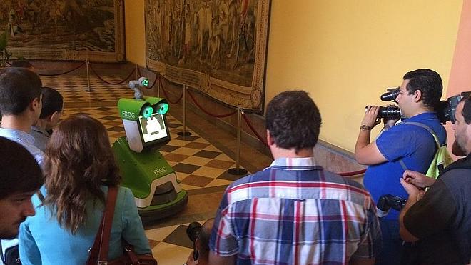 Presentan un robot para interactuar con los turistas