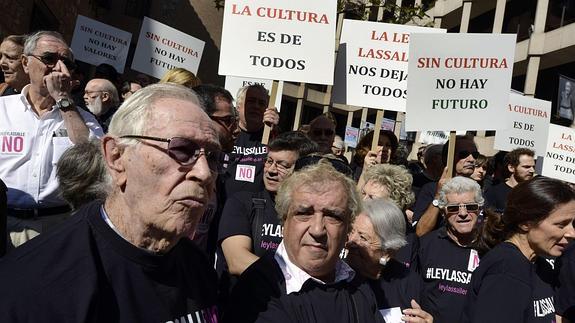 Los artistas escenifican el entierro de la cultura por la 'ley Lassalle'