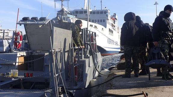 Levantada la alarma en torno al barco moldavo con inmigrantes que lanzó una señal de auxilio